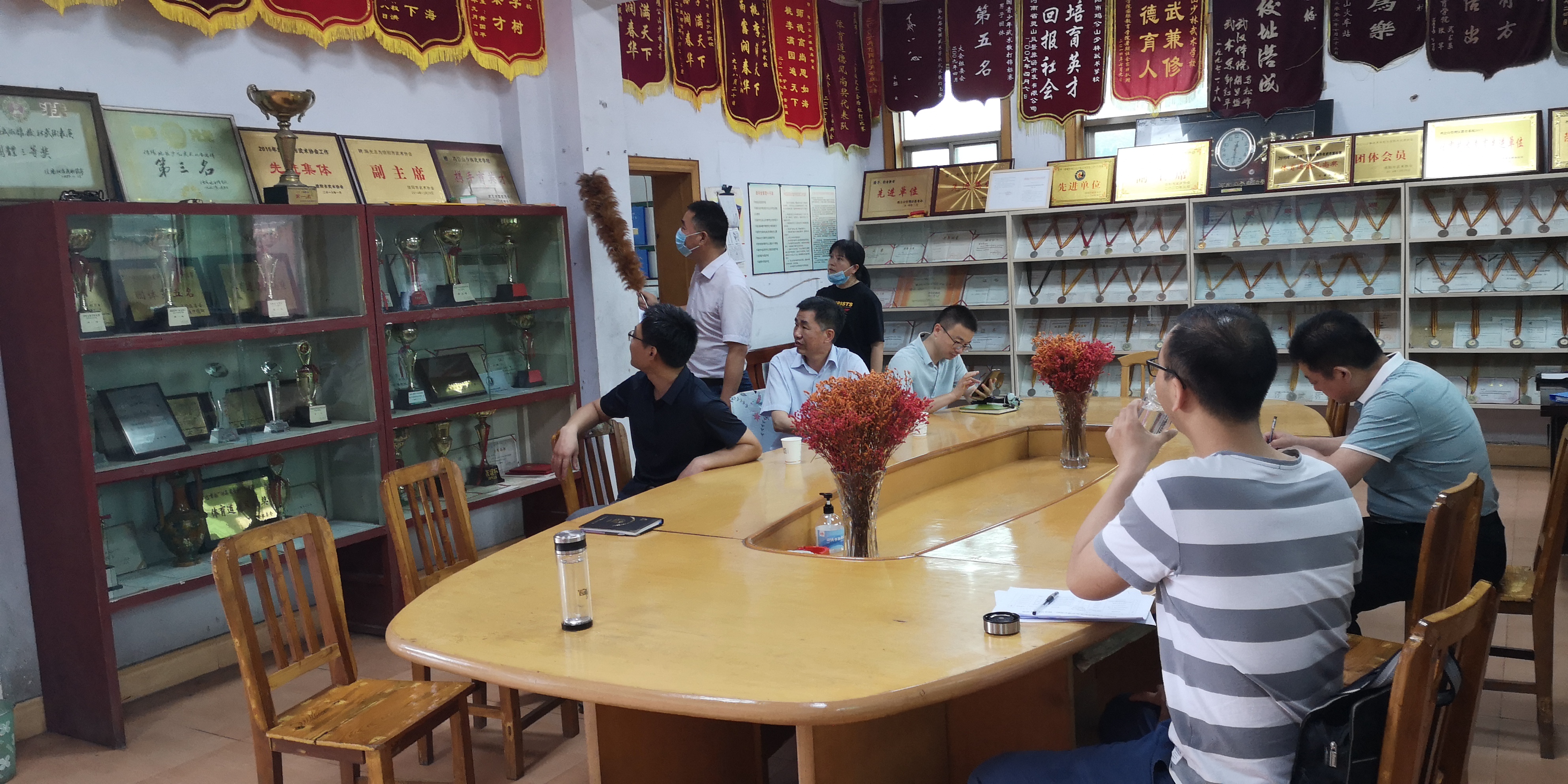 特色辦校，爭優(yōu)創(chuàng)先！6月12日，信陽市教育局特色校驗收組來我校檢查